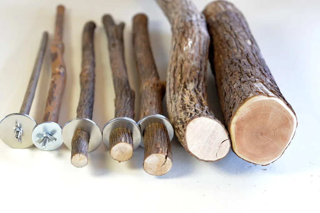 一般に鳥に安全とされる木材リストに掲載されている天然木の止まり木