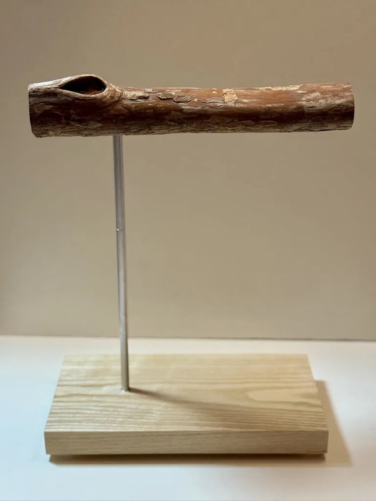 一般に鳥に安全とされる木材リストに掲載されている天然木の止まり木と、北米産無垢材の台座を組み合わせて仕上げた、BirdARCADIA™ 公式のバードスタンドです。