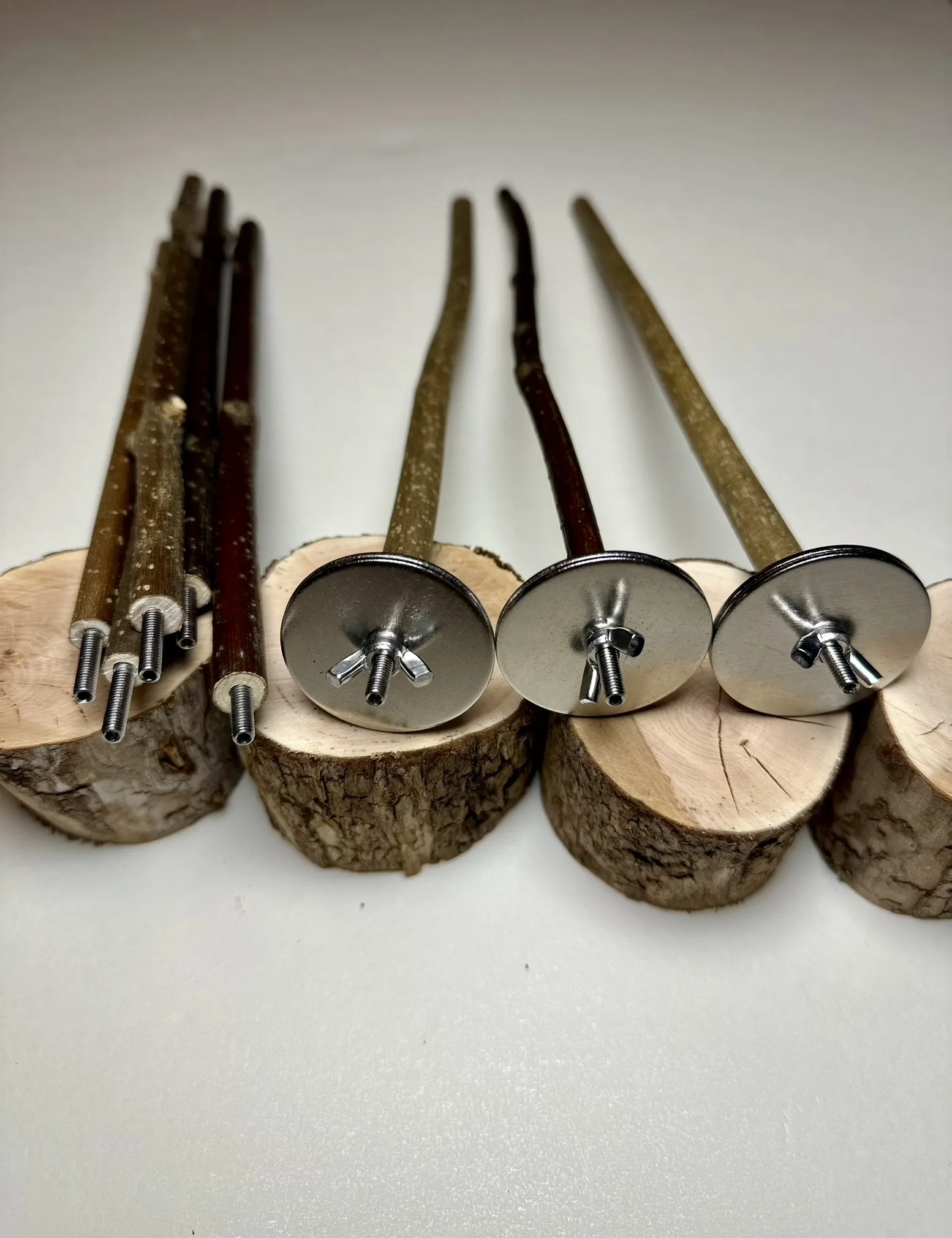 ヨーロピアンアッシュ製の極細タイプ止まり木。フィンチや小型インコに最適なBirdARCADIA公式天然木パーチ。