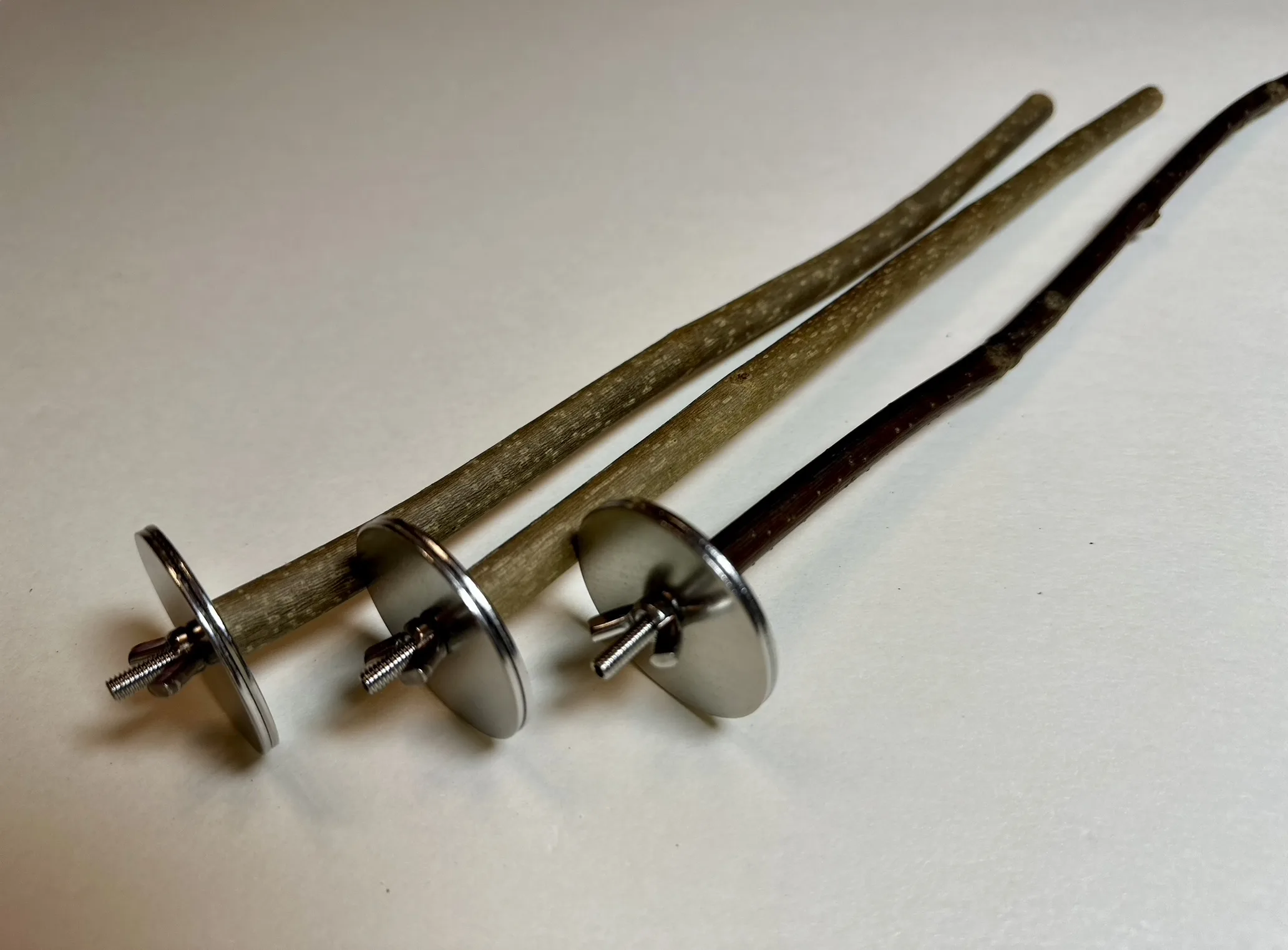 ヨーロピアンアッシュ製の極細タイプ止まり木。フィンチや文鳥、セキセイインコなど小型鳥に最適なBirdARCADIA公式天然木パーチ。