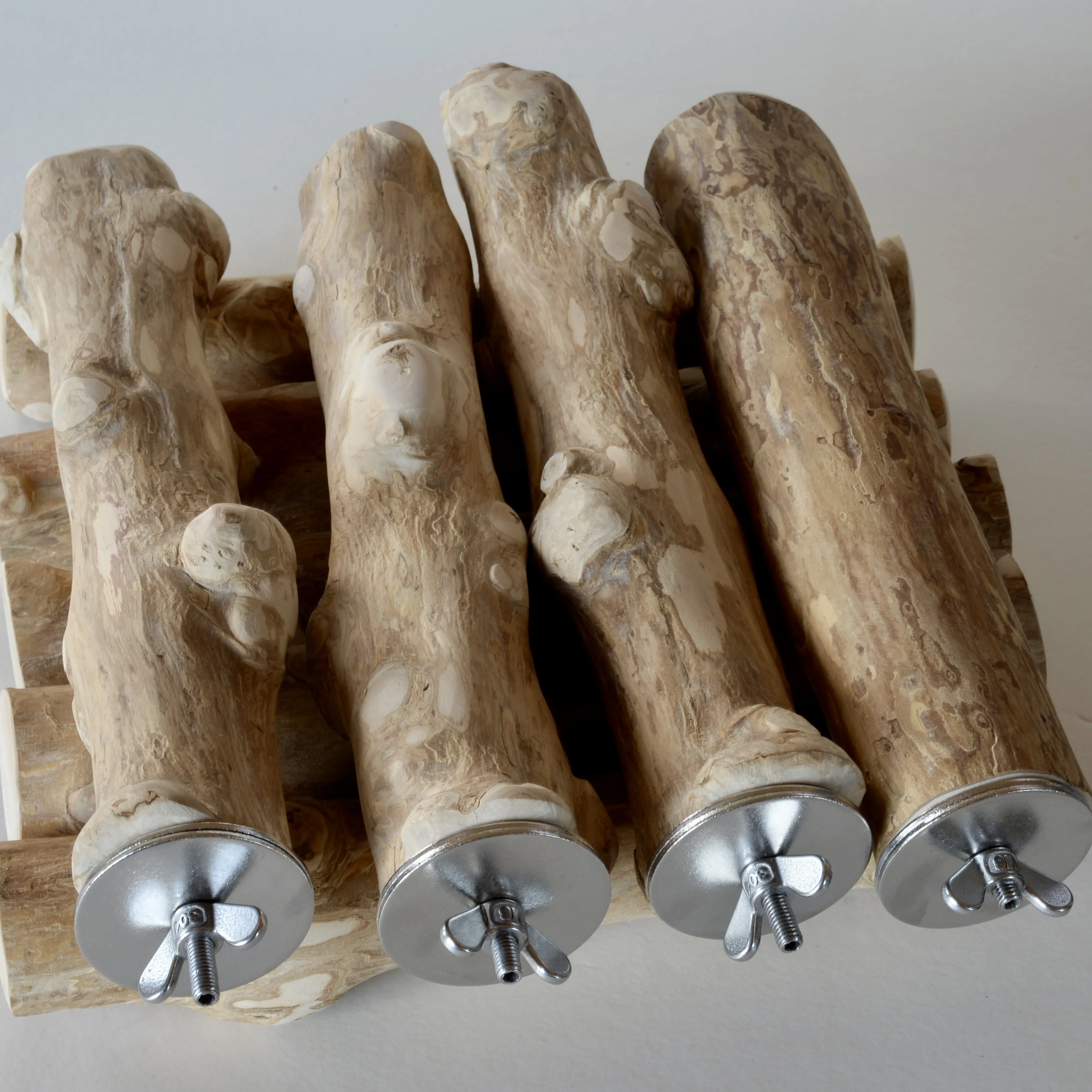 BirdARCADIAのベトナム産Javawood止まり木(L・XLサイズ共通)―自然な凹凸と滑らかな仕上げが特徴の天然木パーチ