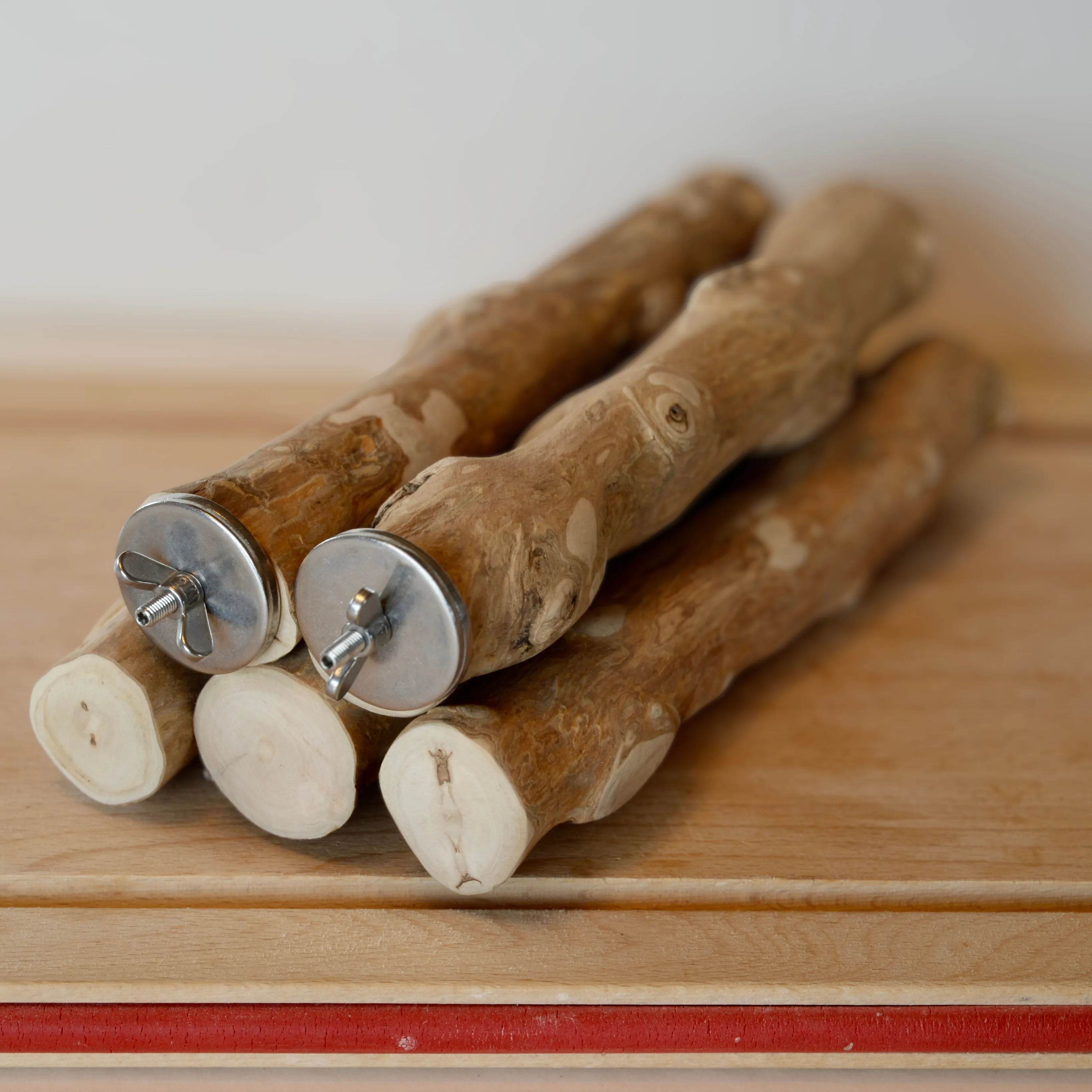 BirdARCADIAのベトナム産Javawood止まり木(MLサイズ)―自然な凹凸と滑らかな仕上げが特徴の天然木パーチ