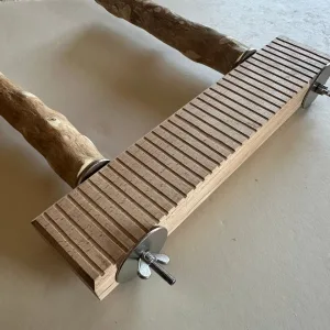 インコ用木製Ramp(傾斜路)|設置イメージ ケージ内に傾斜をつけて設置したインコ用木製Ramp。溝加工面を上にし、歩いて上り下りできる移動経路として配置したイメージ。