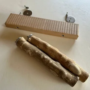 インコ用木製Ramp(傾斜路)|溝加工面セットアップ例 ケージ内に設置したインコ用木製Ramp(傾斜路)。ヨーロピアンブナ無垢材の表面に3mm幅・1cm間隔の溝加工を施した歩行用デザイン。