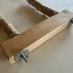 ケージ内に水平設置したインコ用木製プラットフォーム。ヨーロピアンブナ無垢材を使用し、休憩や方向転換の場として配置したイメージ