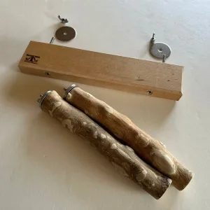 インコ用木製プラットフォーム|平面セットアップ例 ケージ内に設置したインコ用木製プラットフォーム。ヨーロピアンブナ無垢材を使用し、角を面取りした平らな休憩面のセットアップ例。