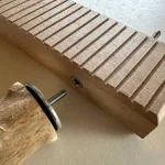 側面に止まり木を取り付けられるよう設計したインコ用木製Ramp試作品。ステンレスナットを埋め込み、M/MLサイズ止まり木の拡張が可能。