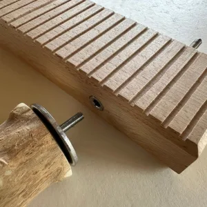 側面止まり木取付対応Ramp|拡張設計イメージ 側面に止まり木を取り付けられるよう設計したインコ用木製Ramp試作品。ステンレスナットを埋め込み、M/MLサイズ止まり木の拡張が可能。